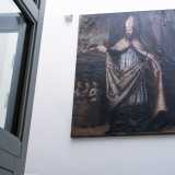 Troviamo il Patrono nei dipinti che decorano le pareti (tra cui una preziosa tela del 600 che lo ritrae in un�insolita veste blu)...